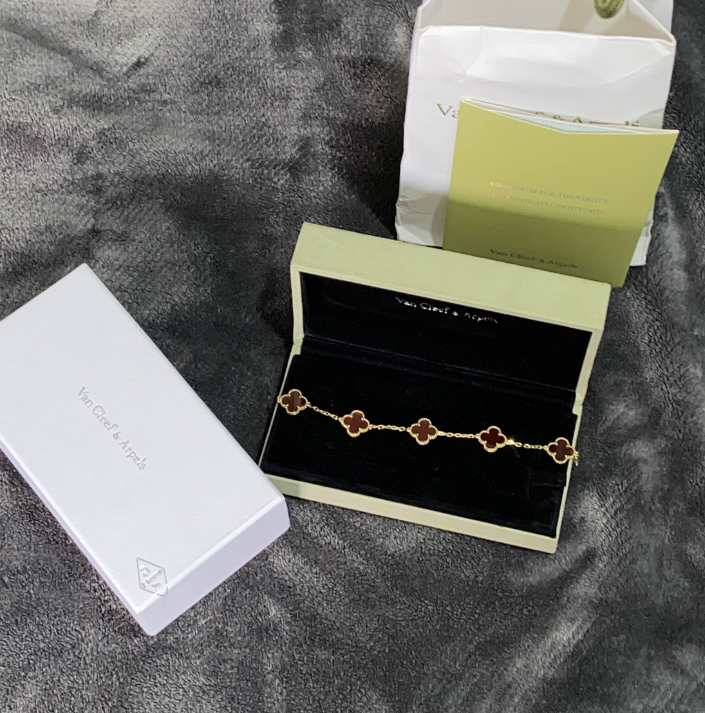 pulso estilo Vancleef plata 925. bañado en oro de 18k